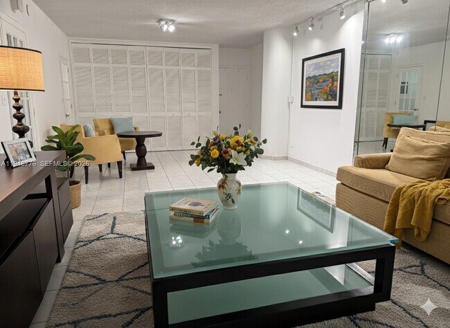 Foto del edificio - 5005 Collins Ave