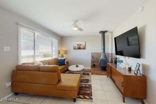 Foto del edificio - Charming Tempe 3 bedroom with no carpet!