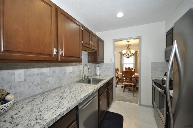 Foto del edificio - 37 Newberry Ln