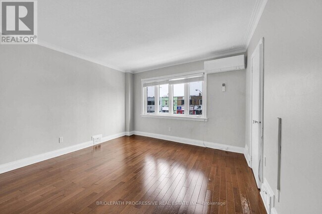 Photo du bâtiment - 1898 Avenue Rd