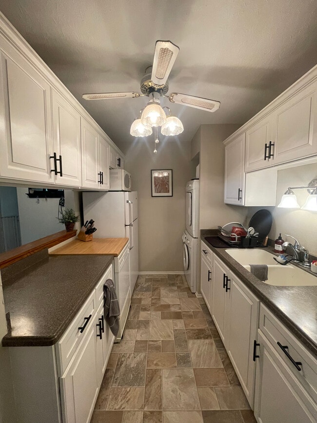 Building Photo - 1453 S Carriage Ln