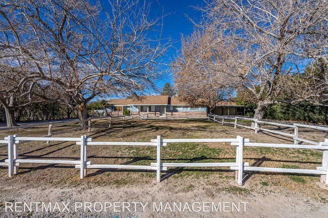 Building Photo - 3 br, 2 bath House - 6735 N TiOGA WAY