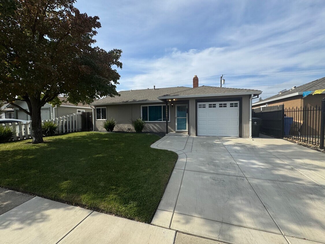 Foto principal - 3 Bedroom | 1 Bathroom | Home in Sacramento
