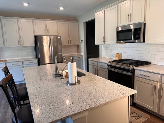 Building Photo - Big Danville Home Away From Home