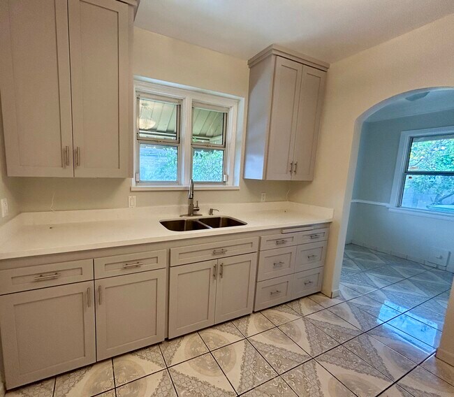 Cocina renovada con gabinetes estilo shaker - 2725 W 81st St