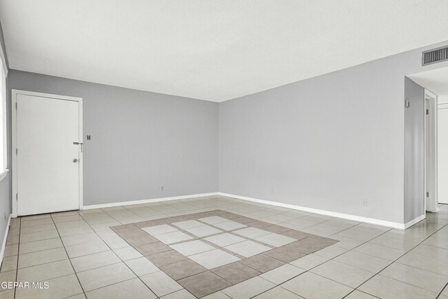 Building Photo - 333 Eubank Ct