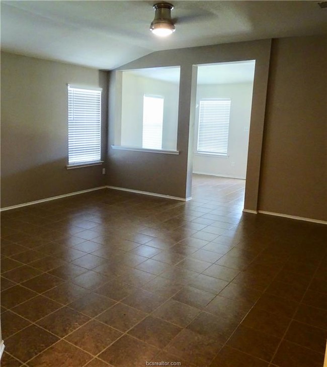 Building Photo - 918 Whitewing Ln