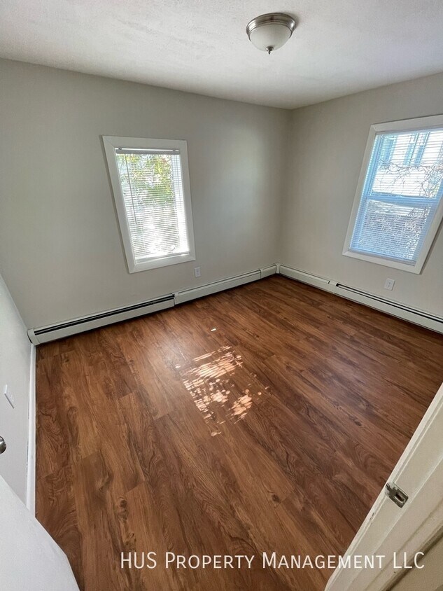 Building Photo - 1 Bedroom Apartment with Heat/HW Included ...