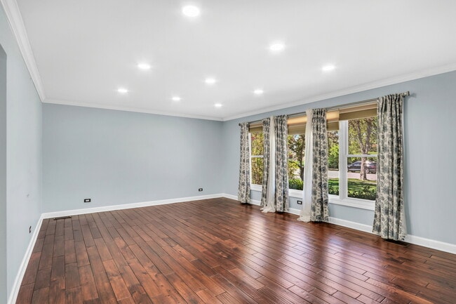 Foto del edificio - 107 E Burr Oak Dr