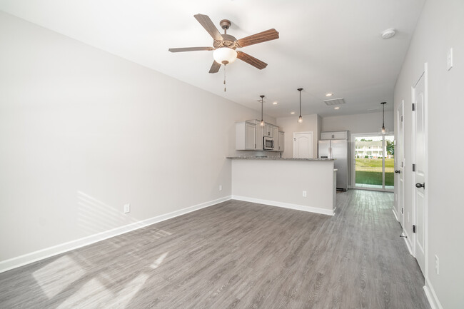 entry way looking to kitchen - 70 Catalina Cir