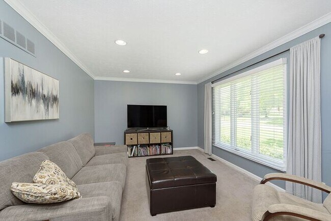 Foto del edificio - Lovely 4 Bedroom 2 Bath Home in Carmel!