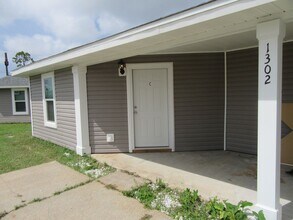 Building Photo - 1302 Grace Ave
