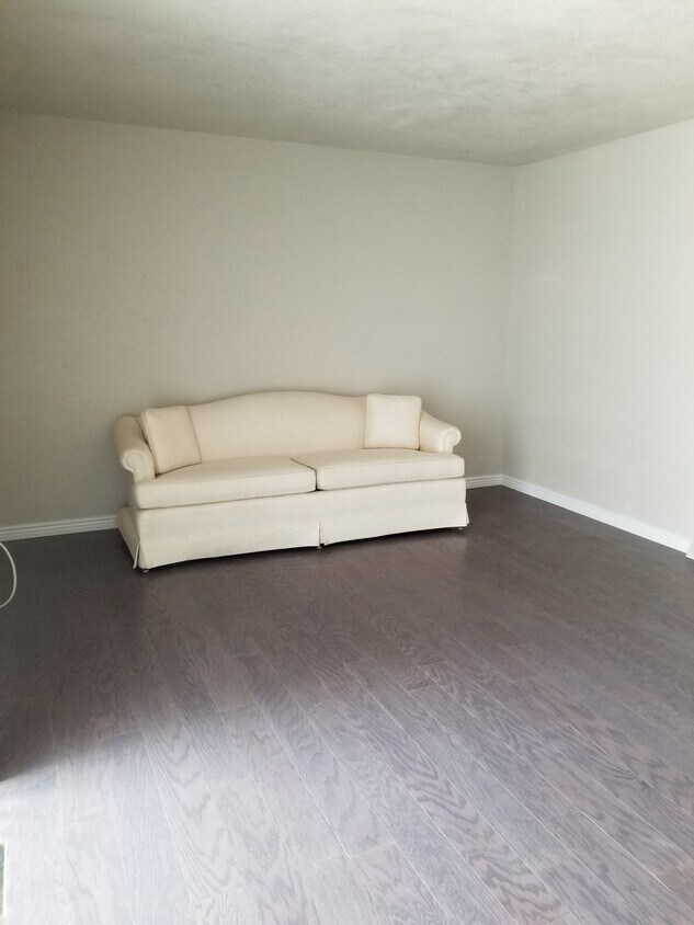 Living room - 432 1/2 32 1/8 Road