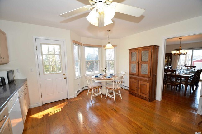 Foto del edificio - 235 Lilac Ln