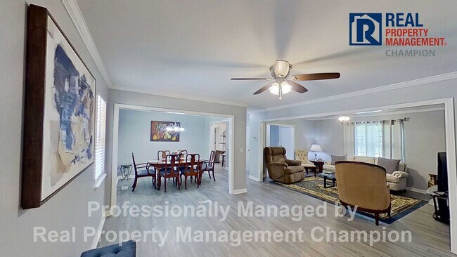 Foto del edificio - Spacious and Beautifully Updated 3 BD/2 BA...