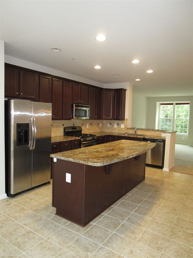 Building Photo - 4 br, 3.5 bath Townhome - 791 Grape Vine Loop