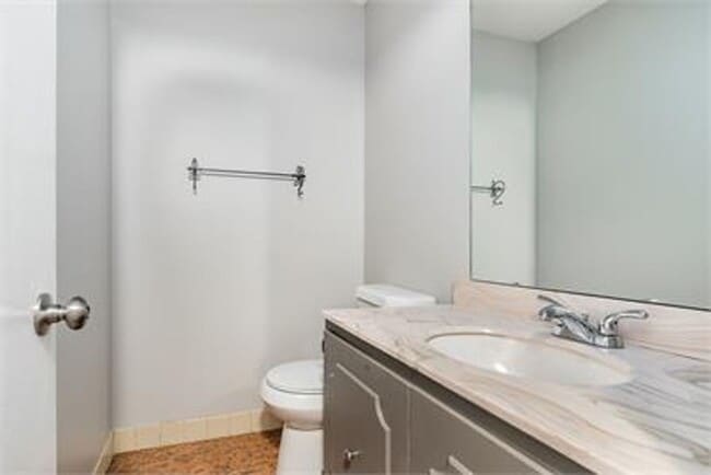 Building Photo - 2 bed 1.5 Bath Apartment, with Community Pool