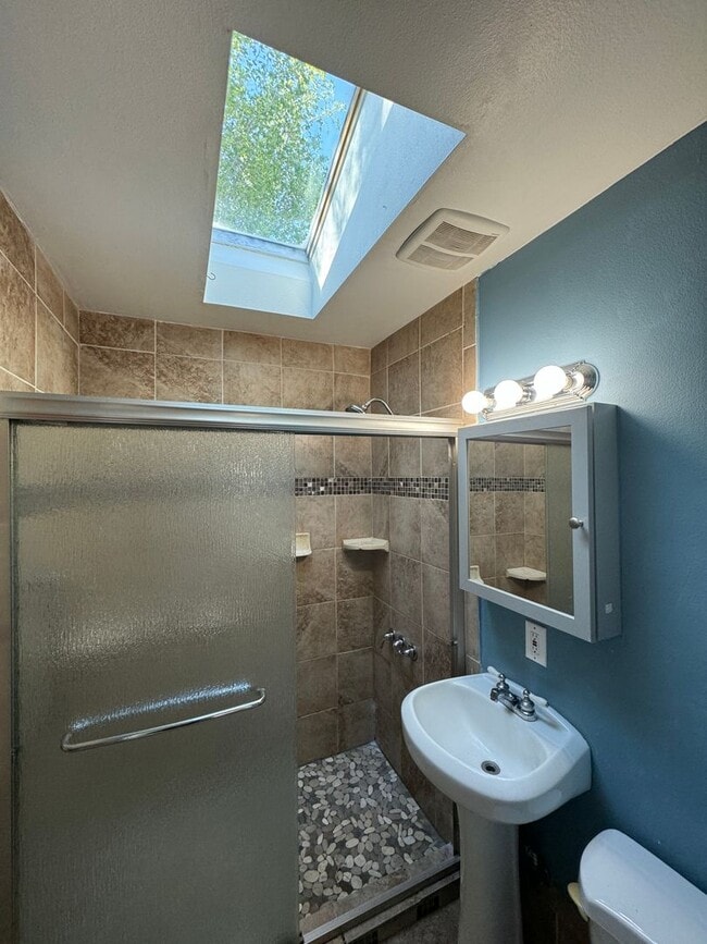 Foto del edificio - Non-Refundable & Security Deposit Total: $1450.00