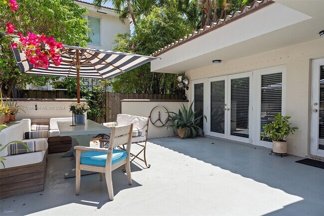 Foto del edificio - 5830 Pine Tree Dr