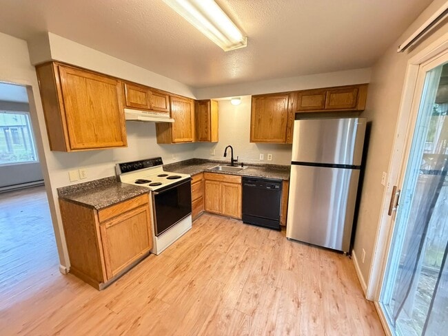 Foto del edificio - Update Two Bedroom on the First Floor with Covered back patio!