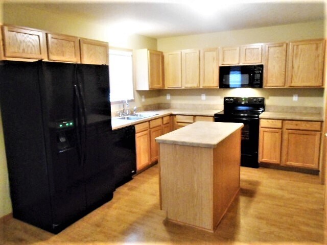 Building Photo - 2271 Landcrest Dr