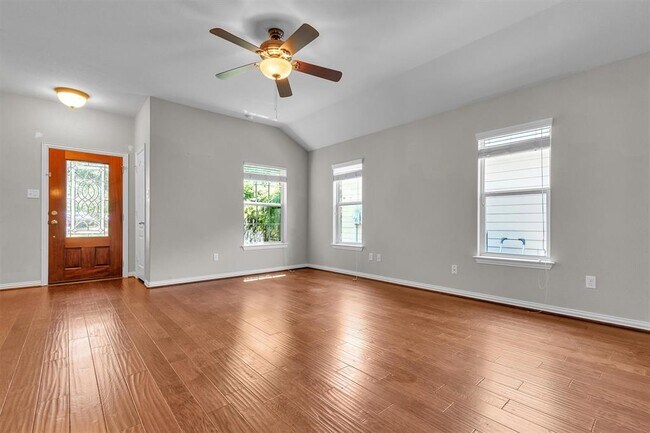 Building Photo - 204 Chickadee Ln