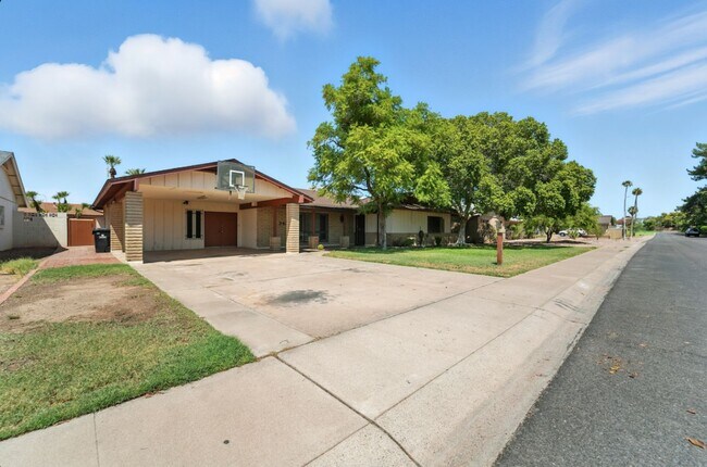 Building Photo - Inviting 3-bedroom, 2-bathroom home in the...