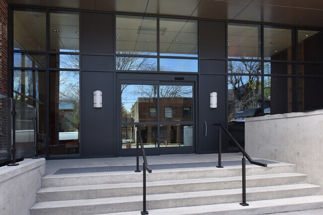 Photo du bâtiment - 150-150 Logan Ave