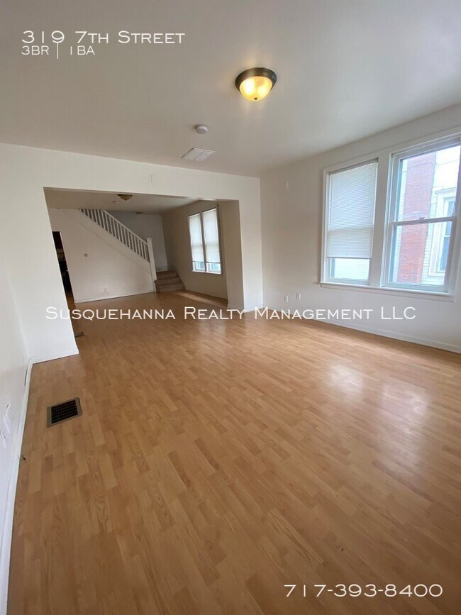 Building Photo - 319 7th St