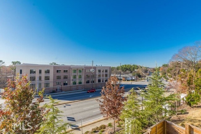 Building Photo - 824 Stone Ridge Ln NE