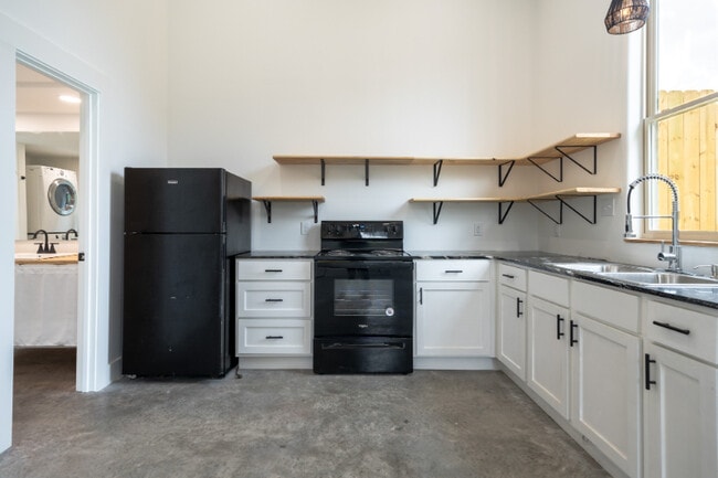 Building Photo - 2 Earl Dr