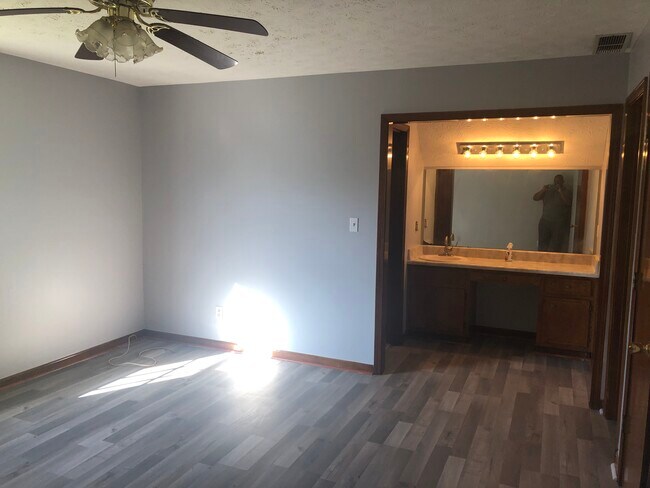 Master BDRM dressing area - 2067 Marbut Ln