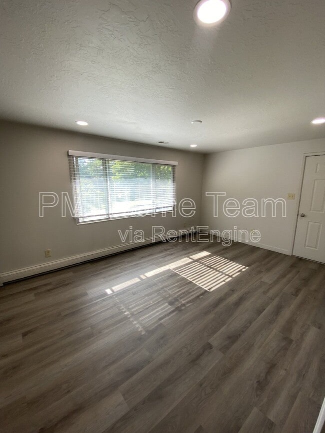 Building Photo - 241 E 200 N