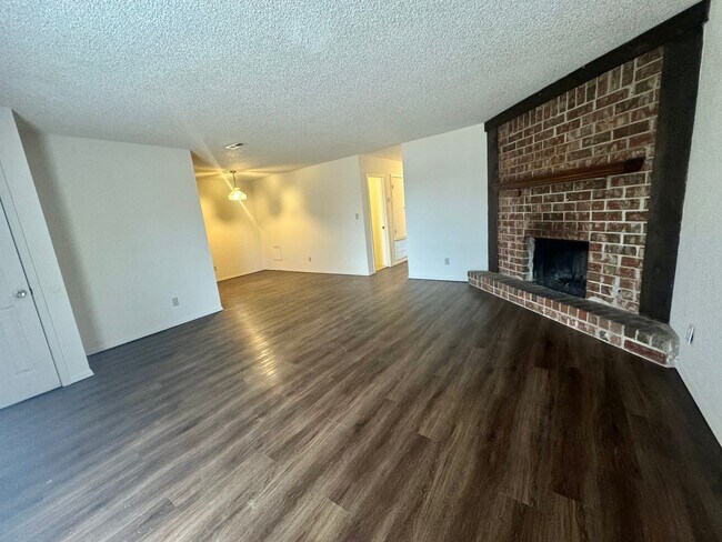 Foto del edificio - Coming SOON: Cute 3 bedroom 2 bathroom Duplex In Broken Arrow!