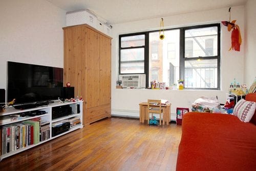 Primary Photo - 144 Allen St