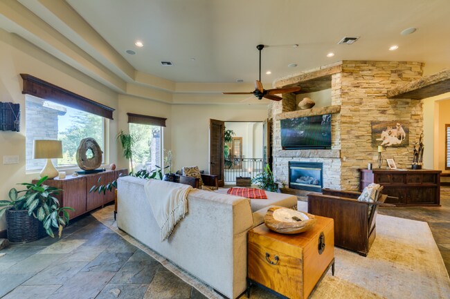 Foto del edificio - 549 Regents Gate Dr