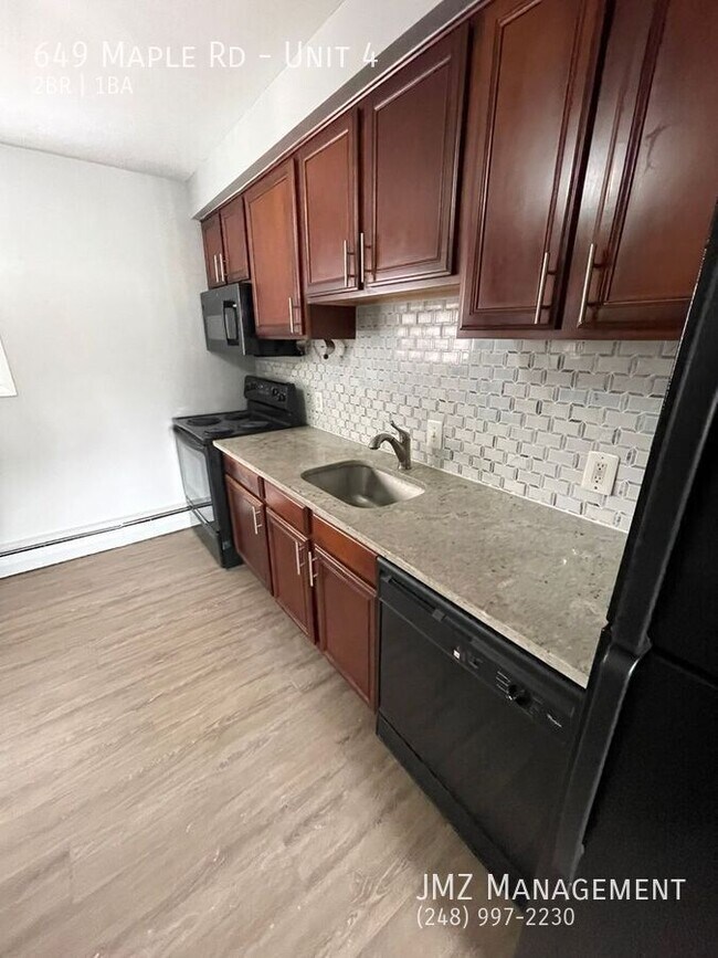 Foto del edificio - 649 W Maple Rd