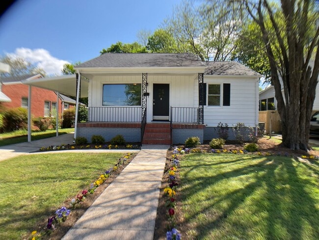 Building Photo - Adorable Bungalow Next to Downtown Raleigh!