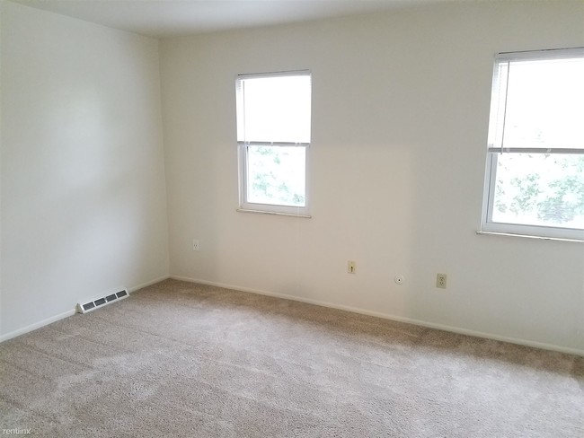 Building Photo - 3 br, 1.5 bath Townhome - 100 Bellwood Drive
