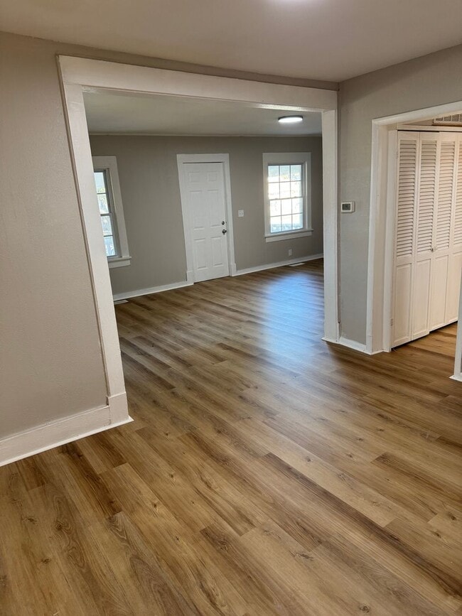 Building Photo - Recently Remodeled 3 Bedroom Home