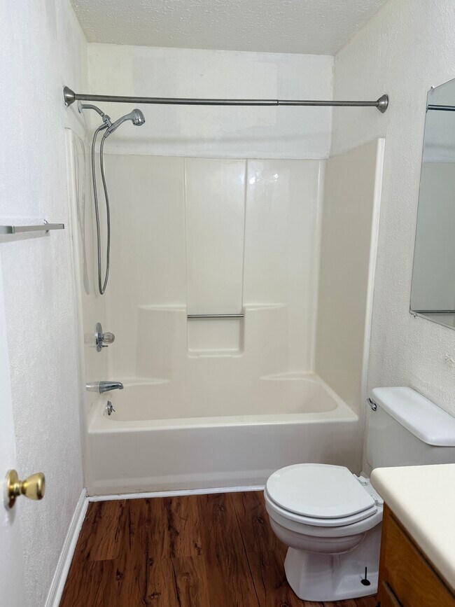 Foto del edificio - 15 Ferguson Dr