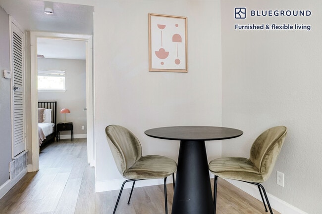 Foto del edificio - 1230 E 38th 1/2 St