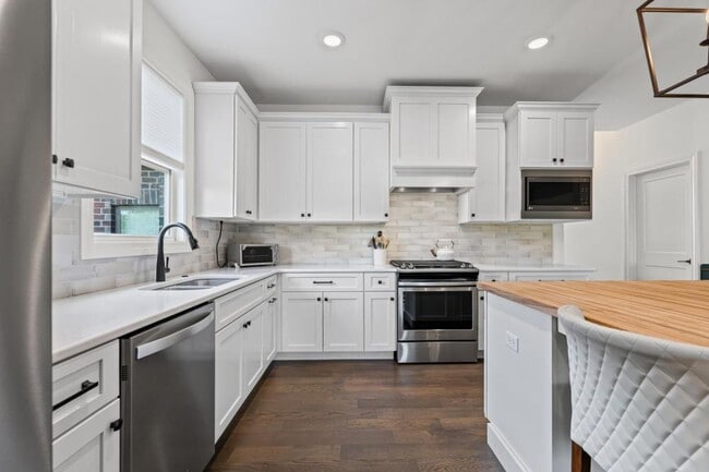 Foto del edificio - 5709 Bower Ln