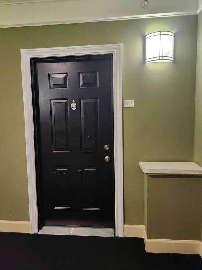 Foto del edificio - Bright Two Bedroom Condo