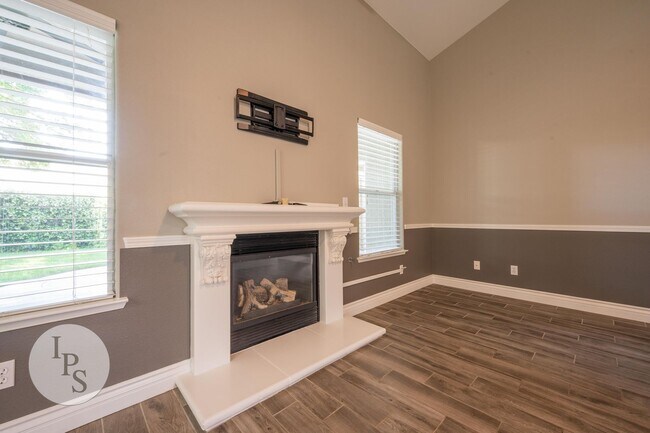 Building Photo - North West Fresno Modern/Updated Home, 3BR/2BA, Built 2004 - Lots of Amenities!