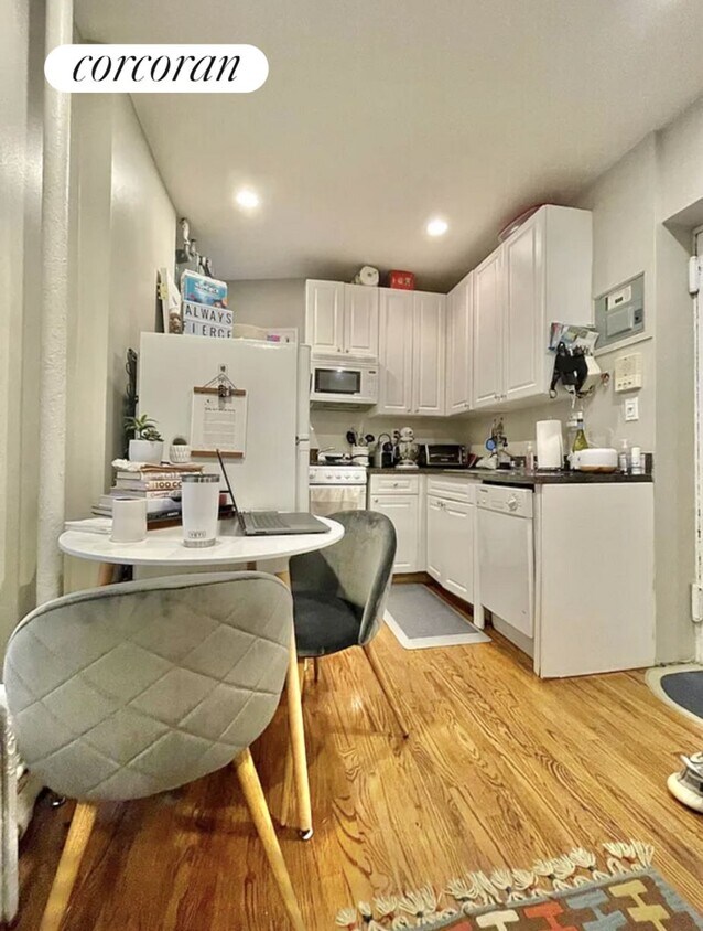 Building Photo - 338 E 65th St