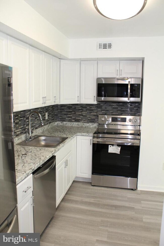Building Photo - 201 Continental Dr