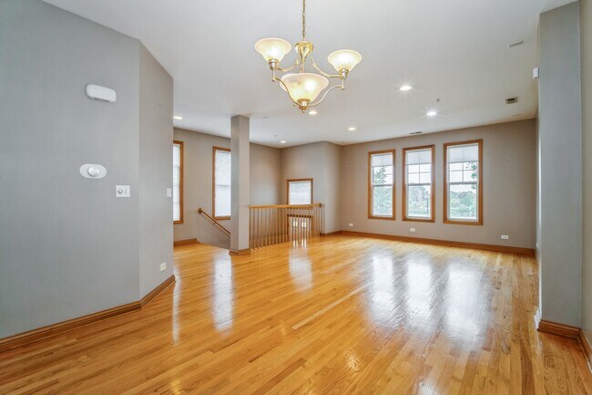 Building Photo - 2414 W Lake Ave