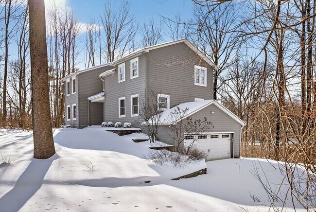 Building Photo - Beautiful Home surrounded by nature!