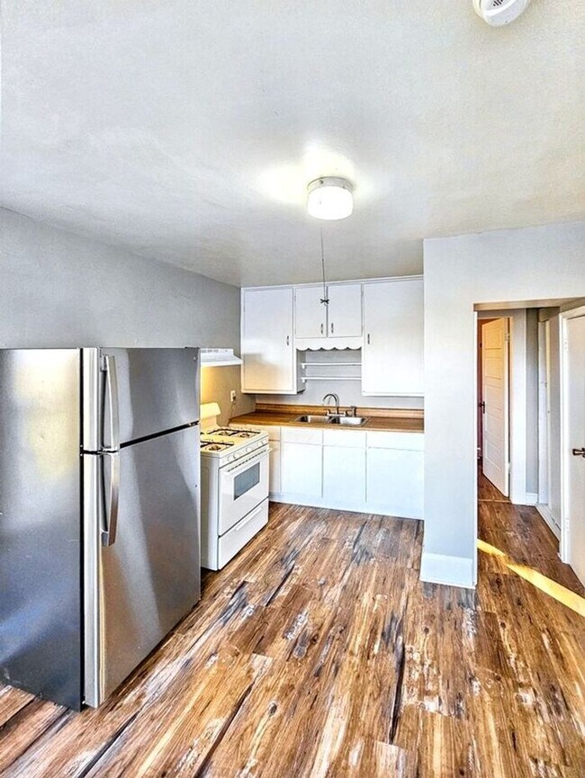 Building Photo - Spacious 3-Bedroom 1 Bathroom Apartment Ne...